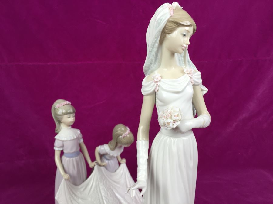 Large Lladro Here Comes The Bride Porcelain Figurine D7083 With Wooden Stand Retails Around $1,000 [Photo 26]