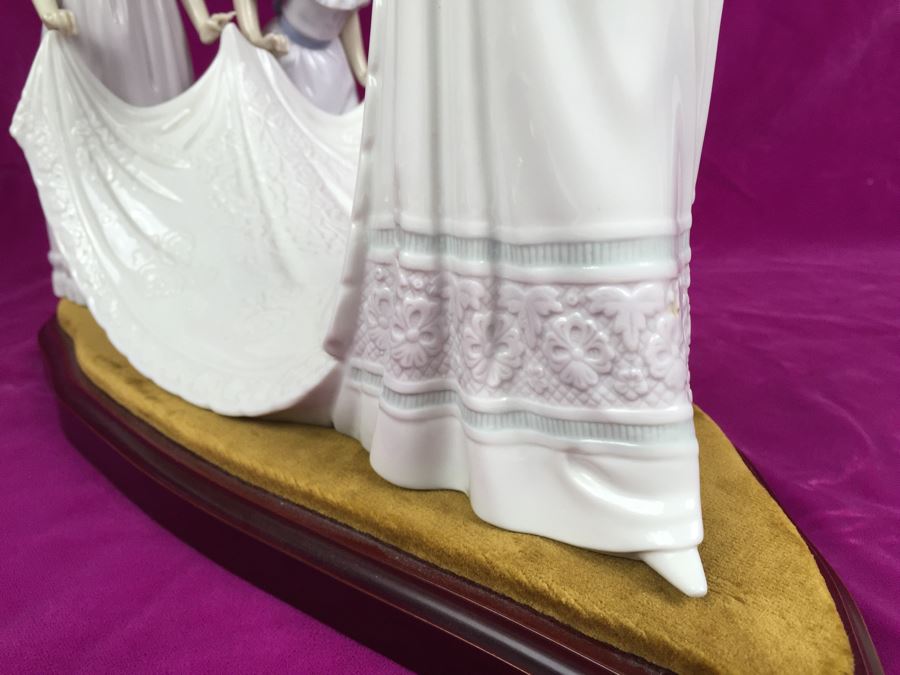 Large Lladro Here Comes The Bride Porcelain Figurine D7083 With Wooden Stand Retails Around $1,000 [Photo 9]