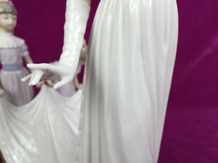 Large Lladro Here Comes The Bride Porcelain Figurine D7083 With Wooden Stand Retails Around $1,000 [Photo 8]