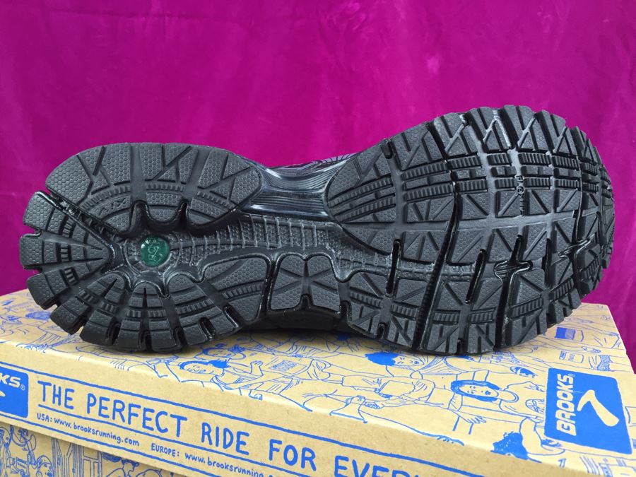 2 Pairs Of BROOKS Women's Running Shoes And 1 Pair Of New Balance Women's Running Shoes Size 10.5B All New In Box [Photo 11]