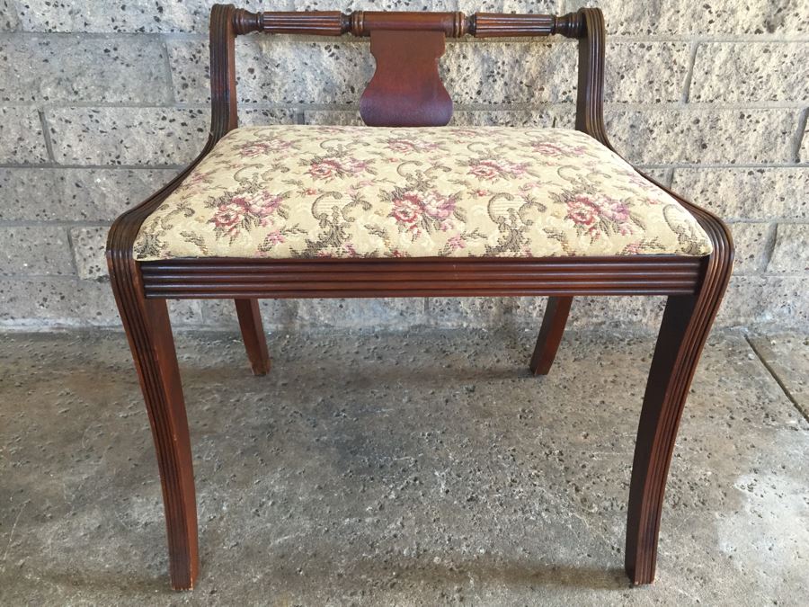 Small Upholstered Bench With Short Back [Photo 1]
