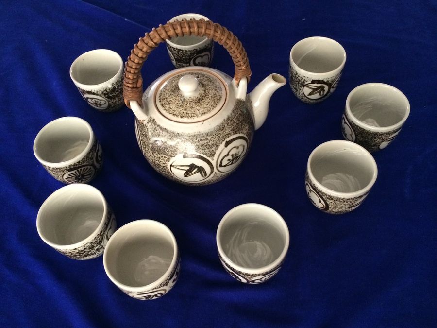 Teapot and 9 Cups [Photo 1]