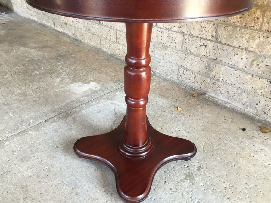 Round Pedestal Table [Photo 4]