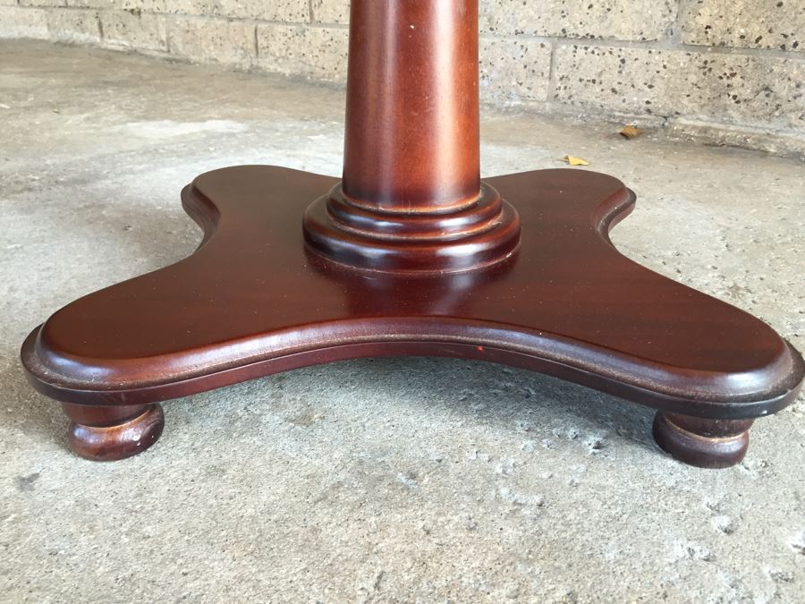 Round Pedestal Table [Photo 7]
