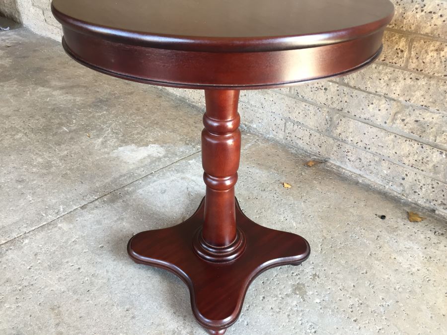 Round Pedestal Table [Photo 5]