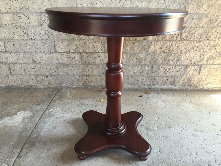 Round Pedestal Table [Photo 1]