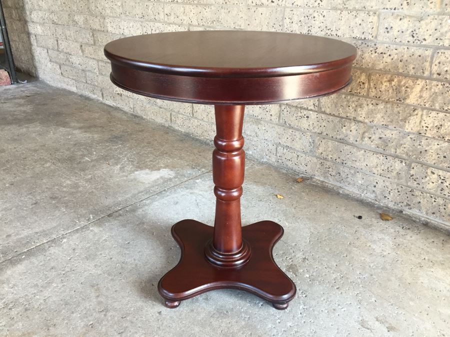 Round Pedestal Table [Photo 6]