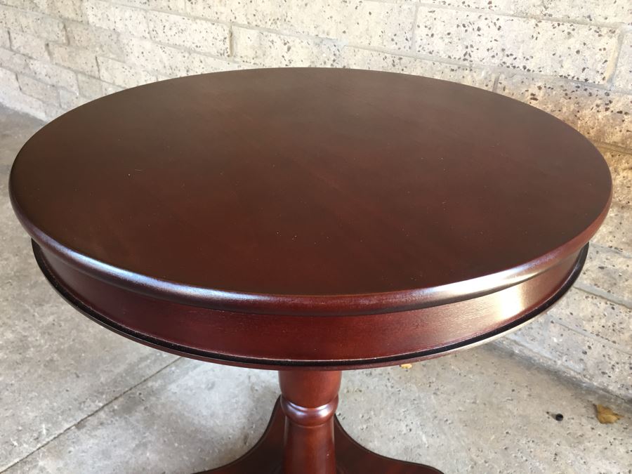 Round Pedestal Table [Photo 3]
