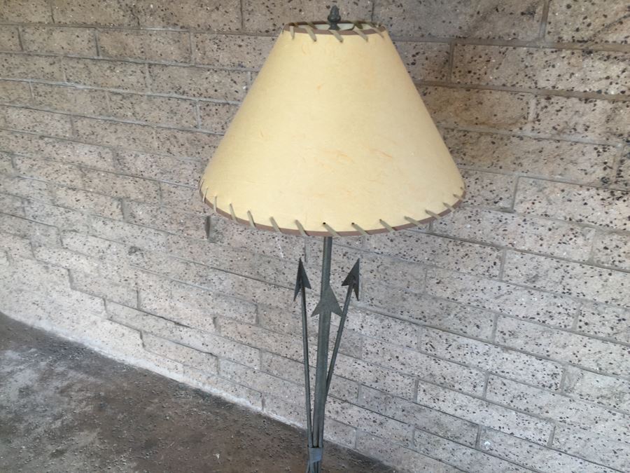 Wild West Inspired Metal Floor Lamp With Arrow Motif [Photo 10]