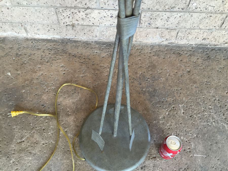 Wild West Inspired Metal Floor Lamp With Arrow Motif [Photo 3]