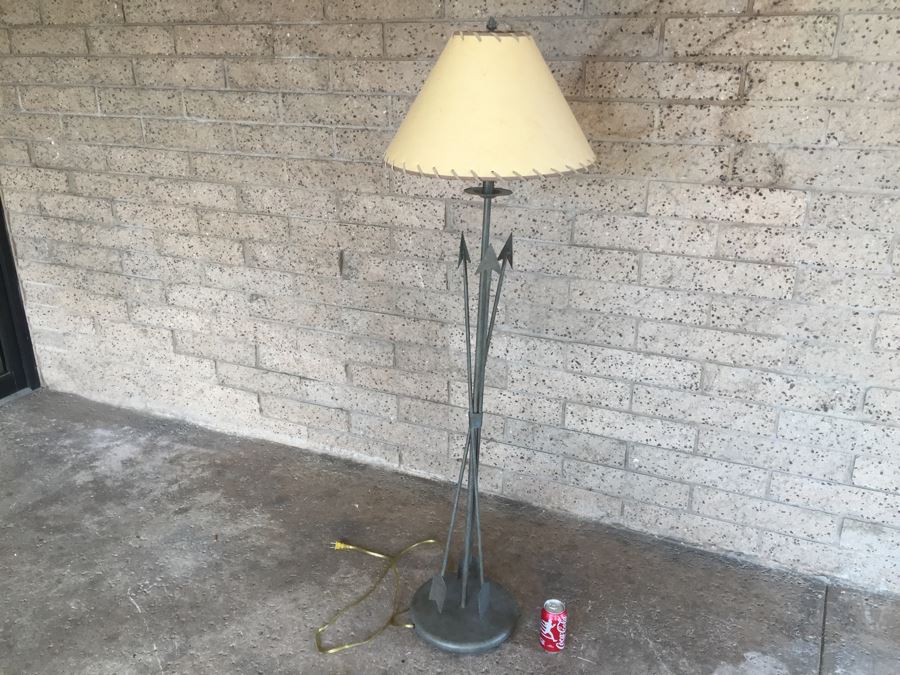 Wild West Inspired Metal Floor Lamp With Arrow Motif [Photo 9]