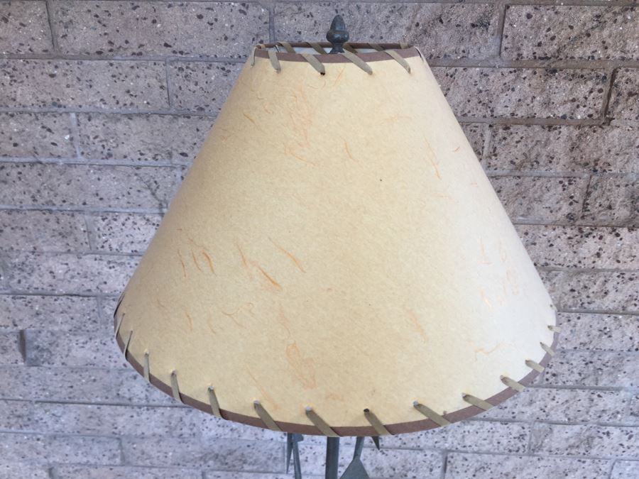 Wild West Inspired Metal Floor Lamp With Arrow Motif [Photo 6]