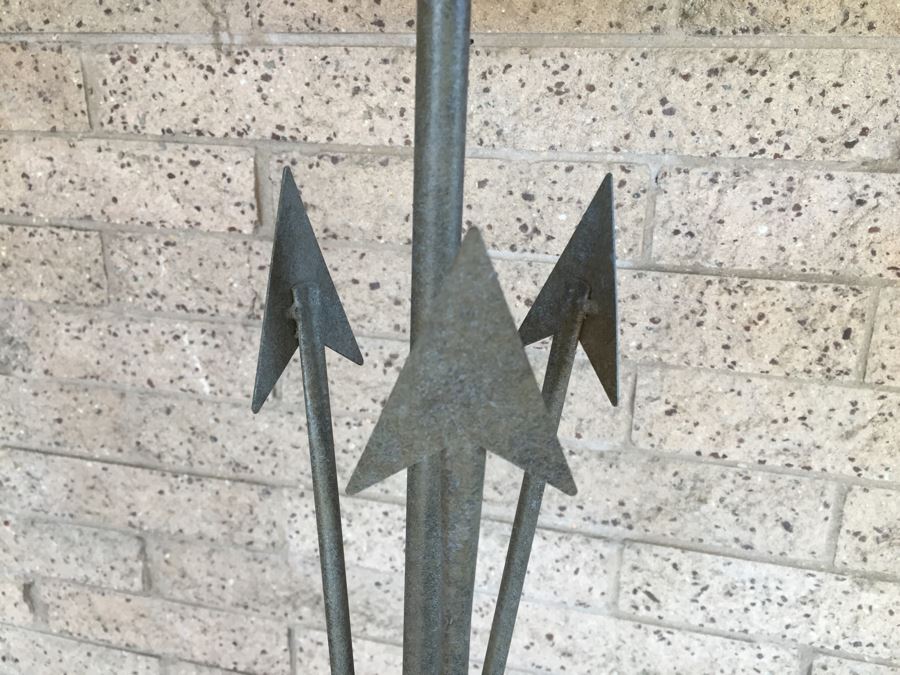 Wild West Inspired Metal Floor Lamp With Arrow Motif [Photo 2]