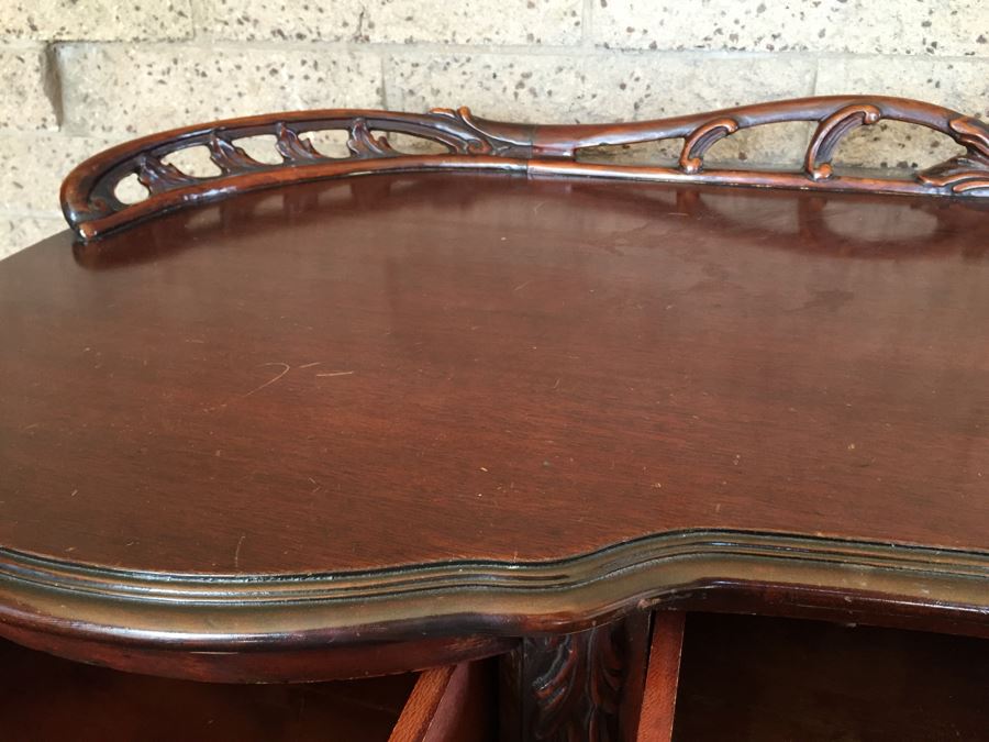 Stunning Vanity Table With Ball And Claw Feet [Photo 15]
