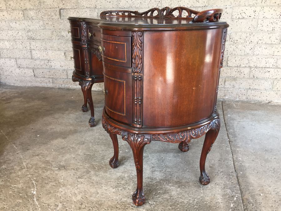 Stunning Vanity Table With Ball And Claw Feet [Photo 17]