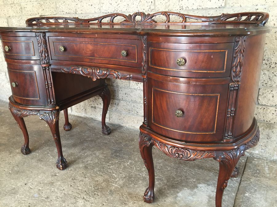 Stunning Vanity Table With Ball And Claw Feet [Photo 5]