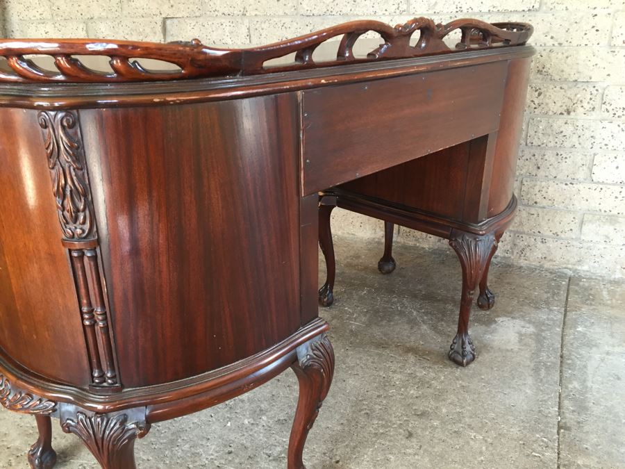 Stunning Vanity Table With Ball And Claw Feet [Photo 20]