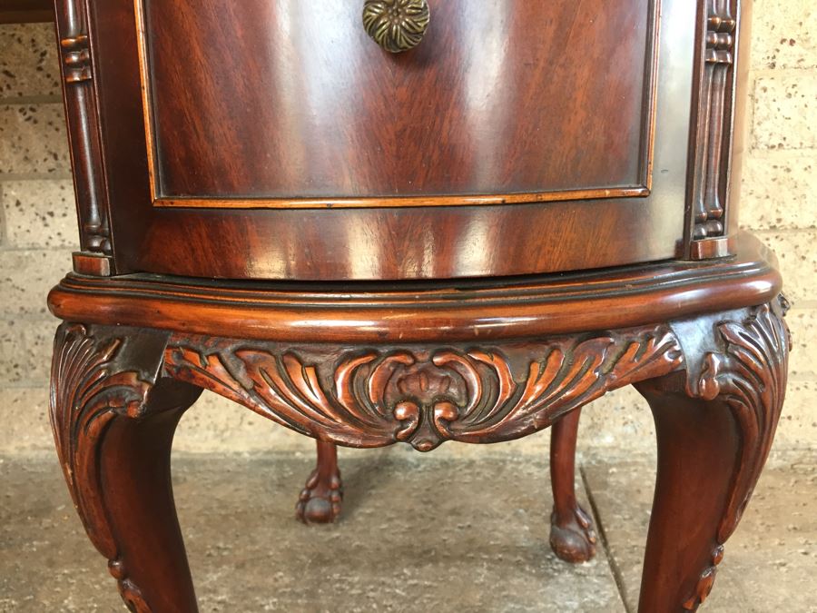 Stunning Vanity Table With Ball And Claw Feet [Photo 10]