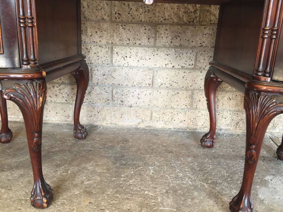 Stunning Vanity Table With Ball And Claw Feet [Photo 16]