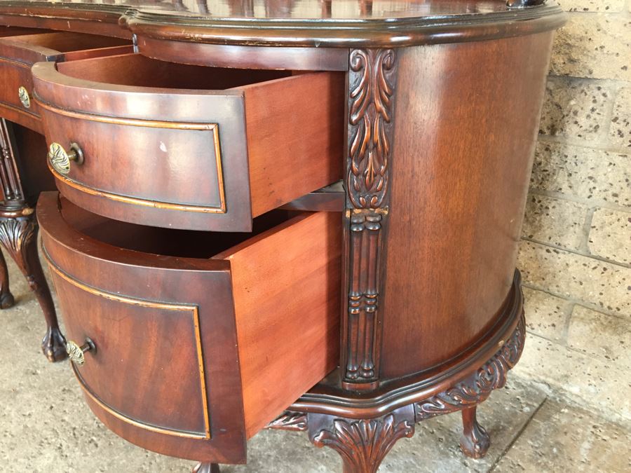 Stunning Vanity Table With Ball And Claw Feet [Photo 12]