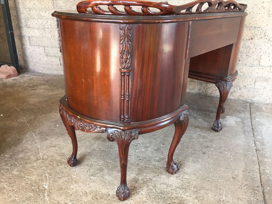 Stunning Vanity Table With Ball And Claw Feet [Photo 19]