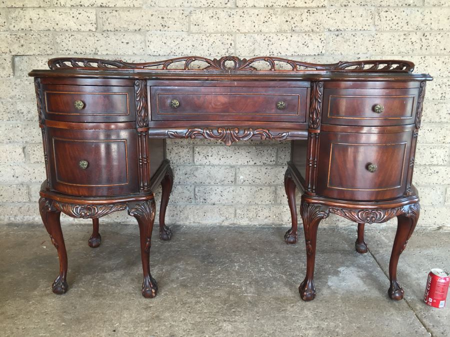 Stunning Vanity Table With Ball And Claw Feet [Photo 1]