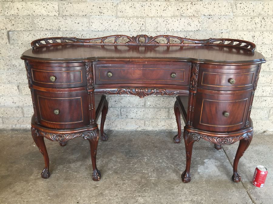 Stunning Vanity Table With Ball And Claw Feet [Photo 4]