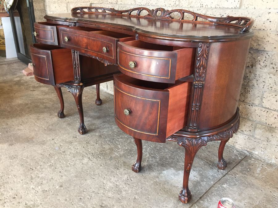 Stunning Vanity Table With Ball And Claw Feet [Photo 2]