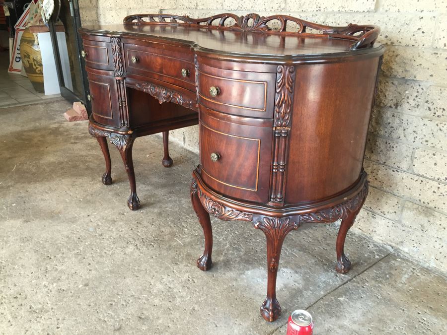 Stunning Vanity Table With Ball And Claw Feet [Photo 6]