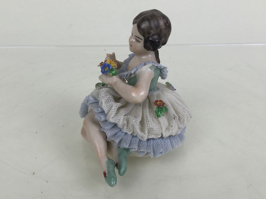 Vintage Frankenthal Porcelain Dresden Art Small Figurine Of Girl With Bouquet Of Flowers Lace 519 88 [Photo 2]