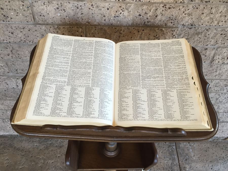 vintage-dictionary-book-stand-with-large-unabridged-dictionary