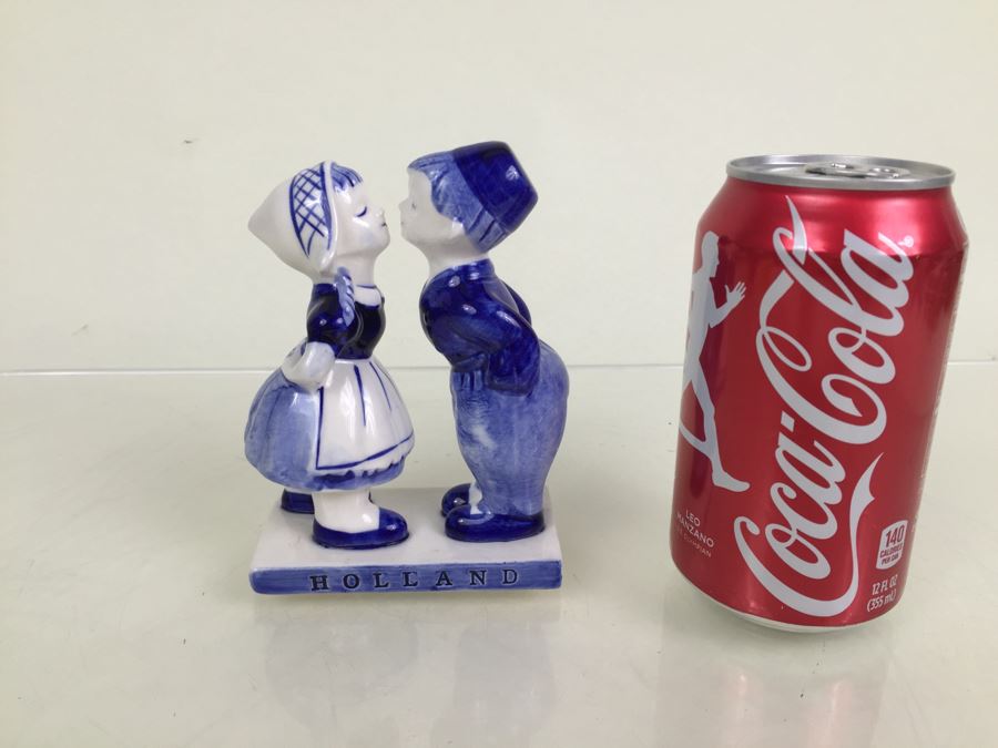 Vintage Hand Painted Delft Blue Holland Kissing Couple Boy Girl Figurine # 755 [Photo 1]