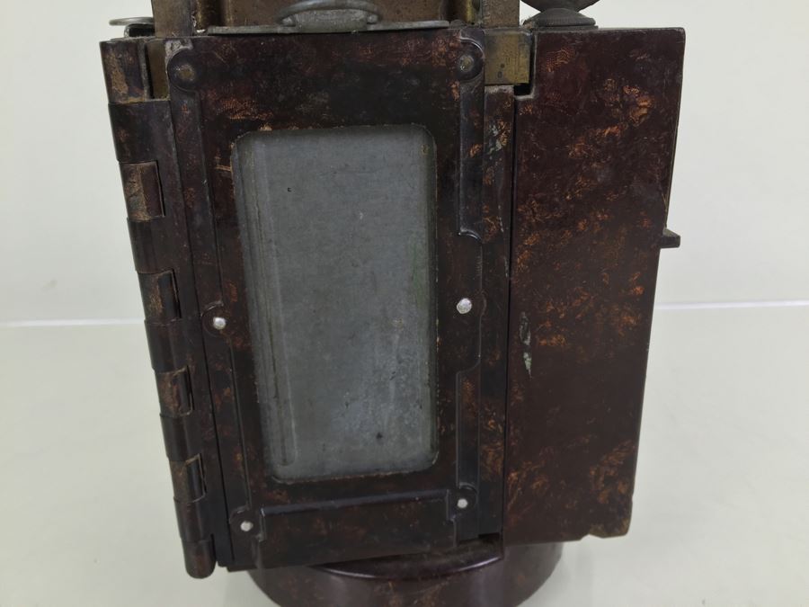 German WWII Original Bakelite Carbie Lantern With Handle And Clip [Photo 10]