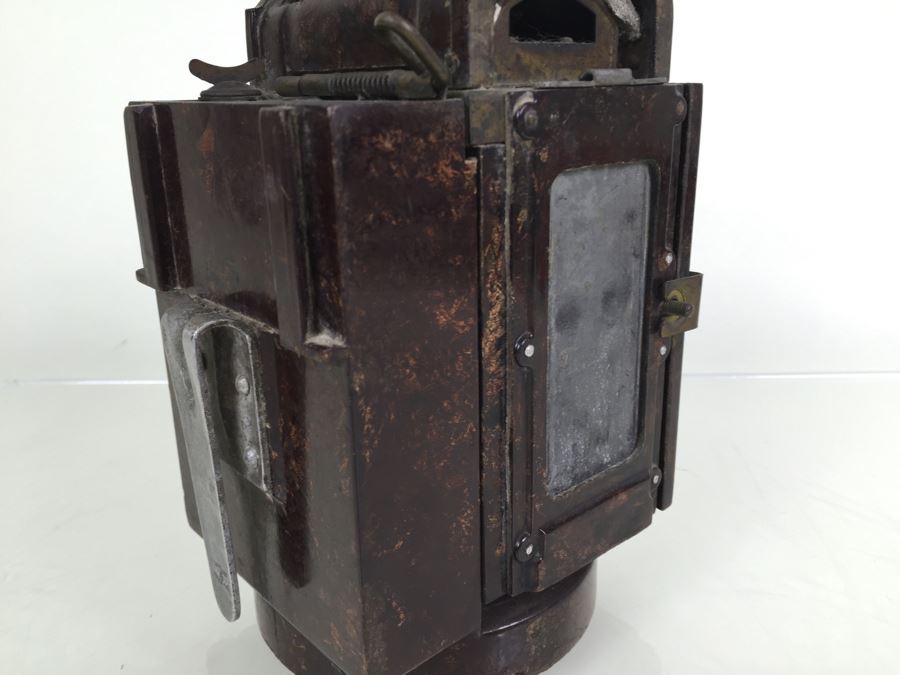 German WWII Original Bakelite Carbie Lantern With Handle And Clip [Photo 15]