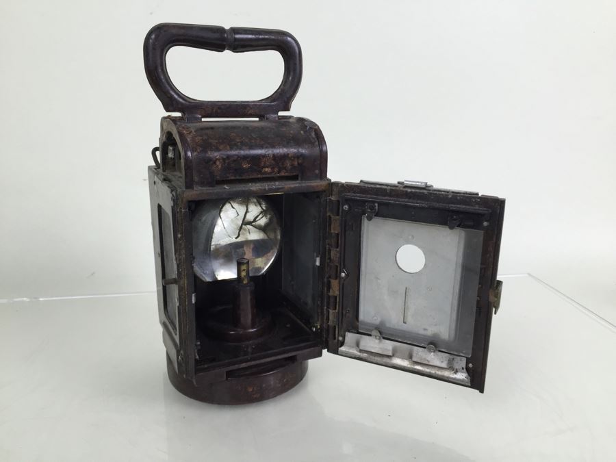 German WWII Original Bakelite Carbie Lantern With Handle And Clip [Photo 18]