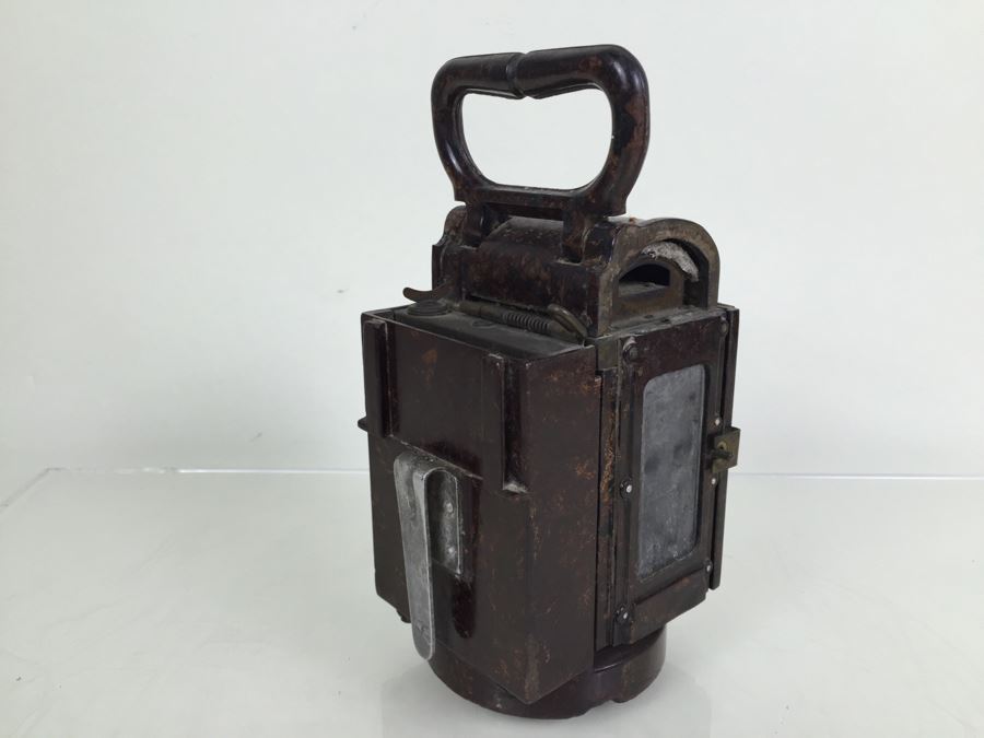 German WWII Original Bakelite Carbie Lantern With Handle And Clip [Photo 14]