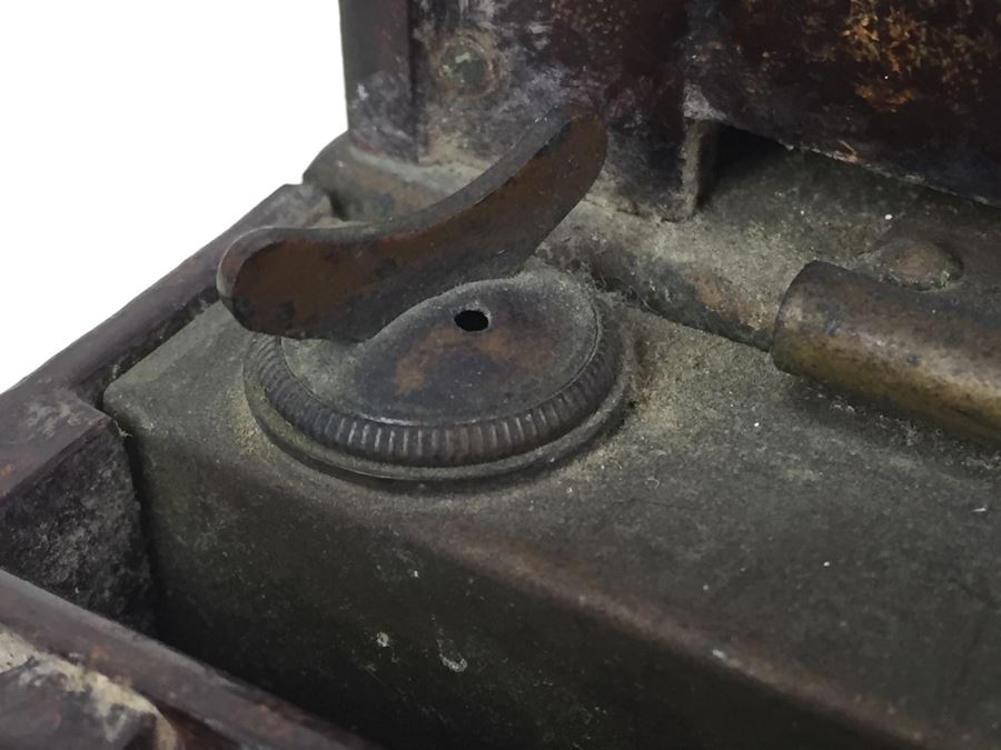 German WWII Original Bakelite Carbie Lantern With Handle And Clip [Photo 27]