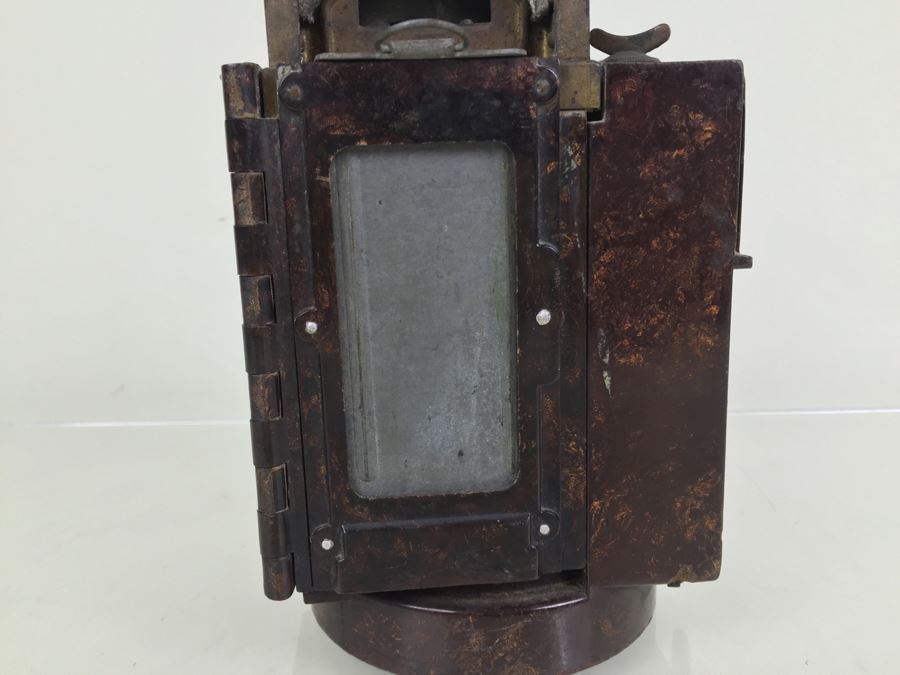 German WWII Original Bakelite Carbie Lantern With Handle And Clip [Photo 11]