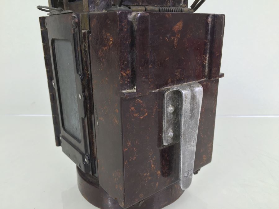 German WWII Original Bakelite Carbie Lantern With Handle And Clip [Photo 12]