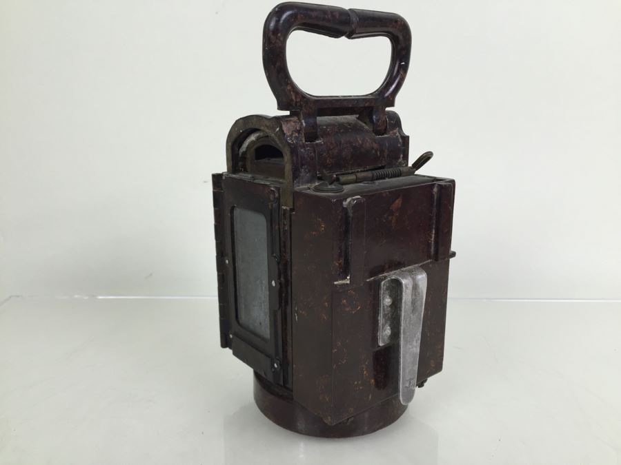 German WWII Original Bakelite Carbie Lantern With Handle And Clip [Photo 2]