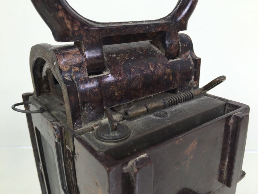 German WWII Original Bakelite Carbie Lantern With Handle And Clip [Photo 13]