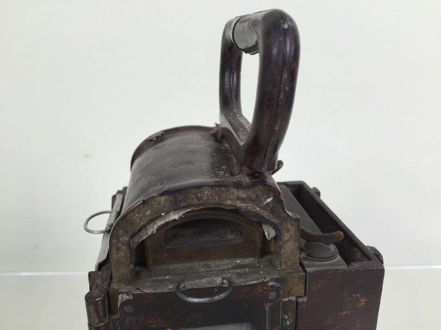 German WWII Original Bakelite Carbie Lantern With Handle And Clip [Photo 8]