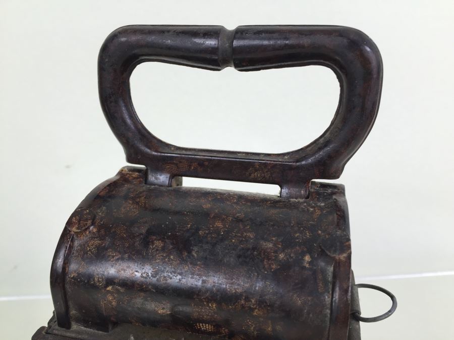 German WWII Original Bakelite Carbie Lantern With Handle And Clip [Photo 6]