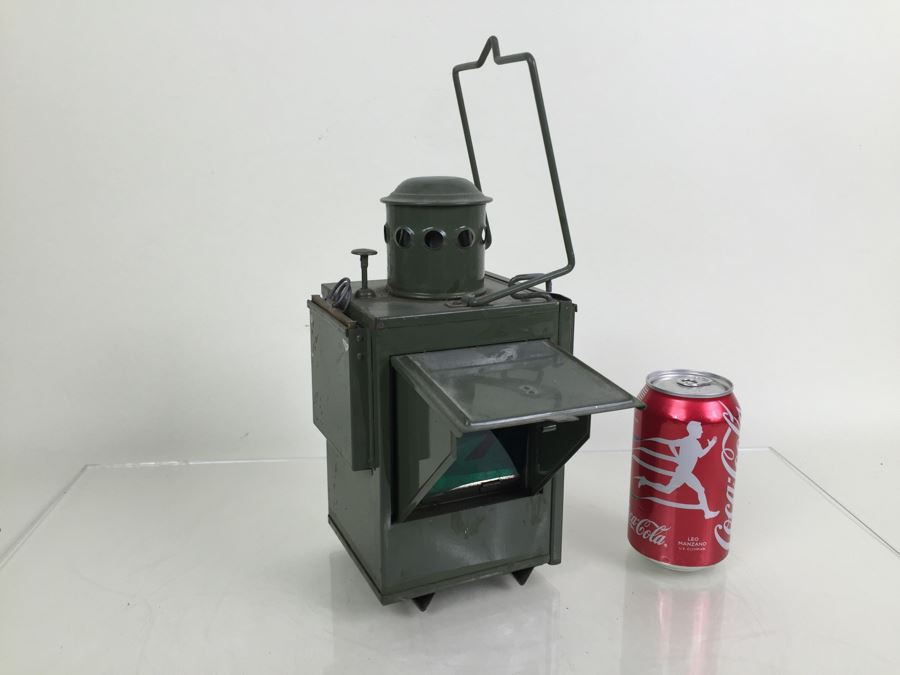 Vintage Green Signal Lantern With Arrow Retractable Folding Sides Maker Unknown [Photo 1]
