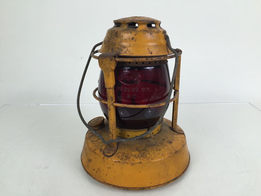 Yellow Dietz Night Watch Lantern With Red Little Wizard Globe [Photo 11]