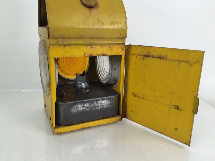 Vintage Railroad Train Chalwyn Oil Kerosene Lantern - Made in England - BS 3143 - Gold Yellow [Photo 3]