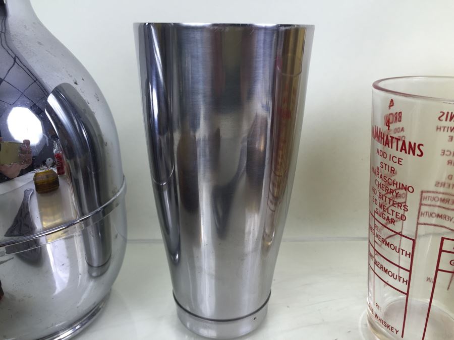 Barware Lot Featuring Stainless Steel Thermos Pitcher, Cocktail Shaker And Ice Bucket [Photo 12]
