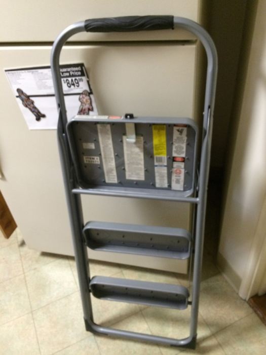 Rubbermaid Folding 3-Step Step Stool [Photo 3]