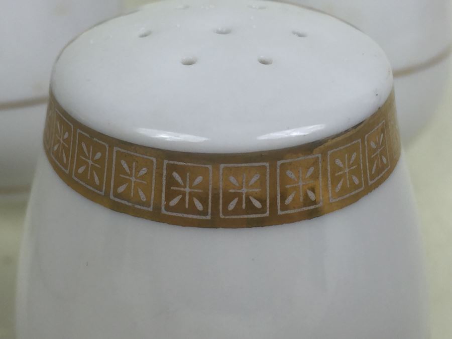 Set Of 8 Salt Shakers [Photo 2]