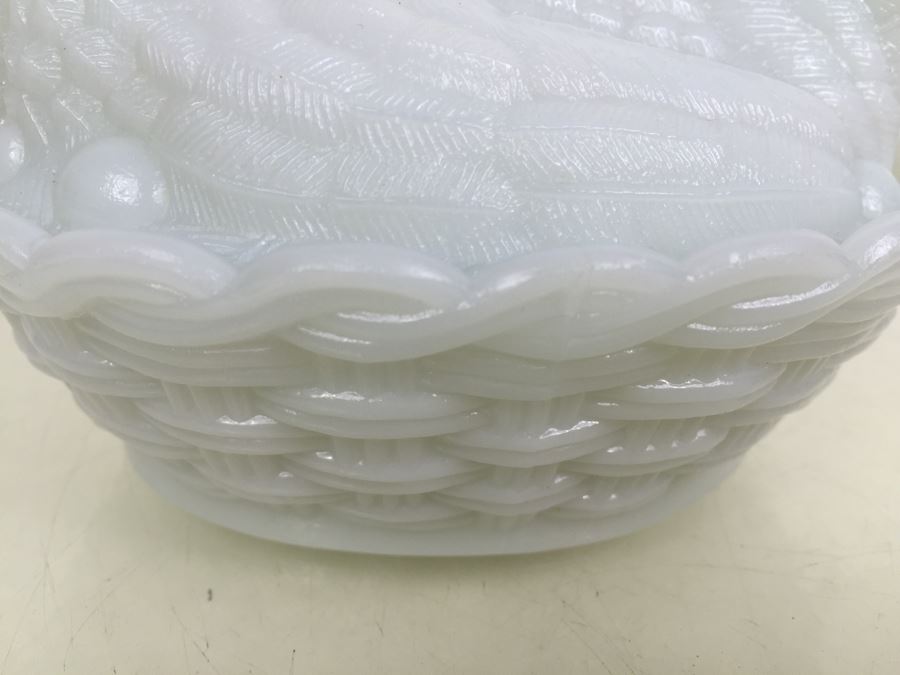 Vallerysthal Opaque French Opalescent Milk Glass Hen on Nest Candy Dish [Photo 6]